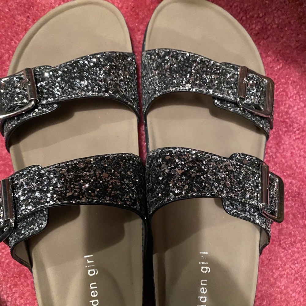 $30 for lot of 4 women’s sandals!!